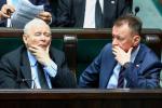 Jarosław Kaczyński ma nad czym dumać na początku września. Na zdjęciu z Mariuszem Błaszczakiem