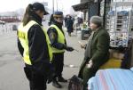 Plac Zawiszy. Patrol Straży Miejskiej i Policji kontroluje nielegalnych handlarzy.