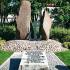 Pęknięty kamień – pomnik w parku Dreszera 