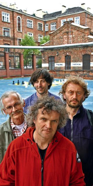 *W pierwszym miejskim plenerze rzeźby wielkoforma-towej udział biorą (od lewej) Stefan Sławiński, Jan Kubicki, Józef Nowak i Marcin Rząsa. 