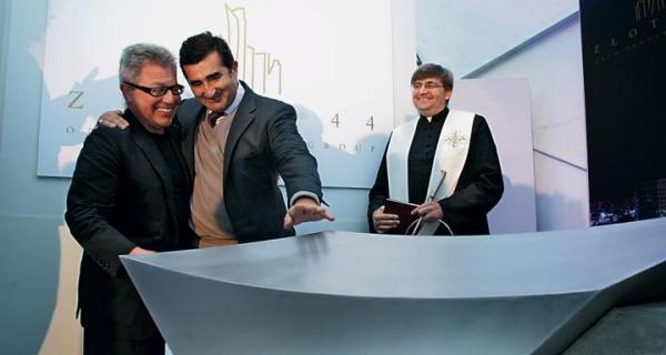 Daniel Libeskind (z lewej) podczas piątkowej uroczystości wmurowania kamienia węgielnego