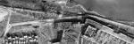 Okolice Cytadeli widziane z samolotu 7 listopada 1944 r. Te zygzakowate linie wzdłuż Wisły to niemieckie okopy. Po lewej stronie zdjęcia widać jak wchodzą w Żoliborz Oficerski; między willami a murem Cytadeli (w fosie) znajduje się pole minowe.  Natomiast po prawej – przebiegają w pobliżu Bramy Straceń. Niemal w centrum fotografii – budynek w kształcie litery C to X Pawilon 