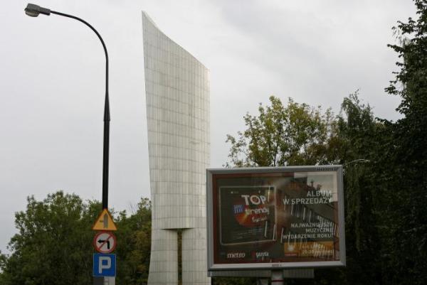 Warszawa. Billboard stojący między pomnikiem Polskiego Państwa Podziemnego a Sejmem.