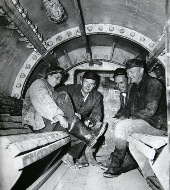 Budowa metra w latach 50. Z prawej inż. Twardo w śluzie prowadzącej do tunelu pod Wisłą