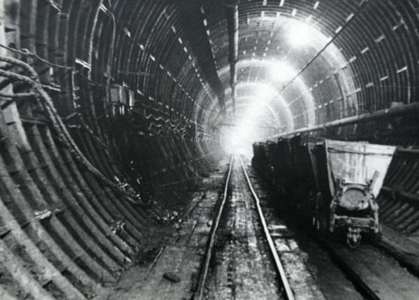 Tunel metra na Targówku w latach 50.