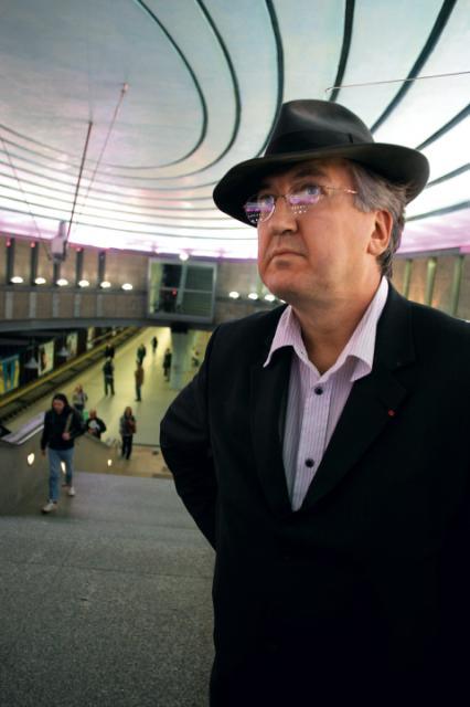 Architekt Andrzej Chołdzyński na stacji Pl. Wilsona, za projekt która została uznana za najlepszą podczas konkursu w Kopenhadze