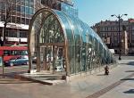 Futurystyczne wejście do metra w Bilbao w północnej Hiszpanii. Baskowie nazywają je „fosteritos” – od nazwiska Normana Fostera, który  zaprojektował pięć stacji pierwszej linii. Od 1987 roku powstały tu dwie linie, czyli 36 stacji (w tym 20 pod ziemią)