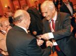 Grzegorz Lato otrzymuje klucze do gabinetu od ustępującego prezesa Michała Listkiewicza