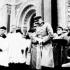 *Józef Piłsudski na stopniach soboru św. Aleksandra Newskiego wręcza ordery Virtuti Militari. W tym czasie świątynia służyła już jako kościół garnizonowy