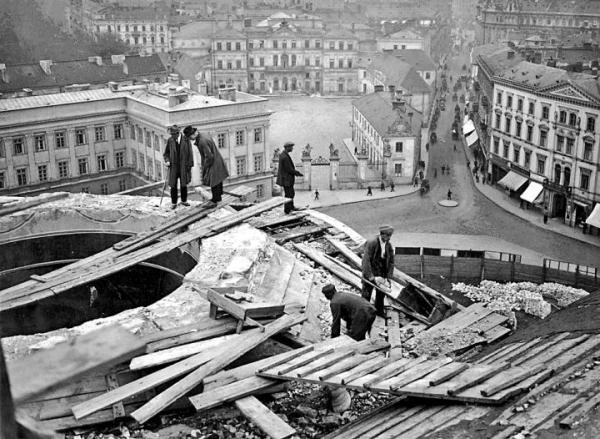 *Rok 1924. Trwają prace przy rozbieraniu kopuł soboru św. Aleksandra Newskiego, który górował nad miastem. W tle widoczny m.in. pałac Bruhla