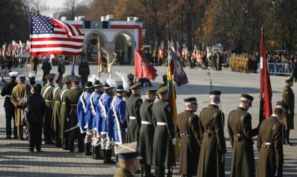 Uroczysta zmiana wart na pl. Piłsudskiego z udziałem gości polskich i zagranicznych.