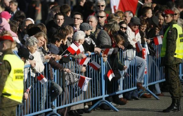 Uroczysta zmiana wart na pl. Piłsudskiego z udziałem gości polskich i zagranicznych.