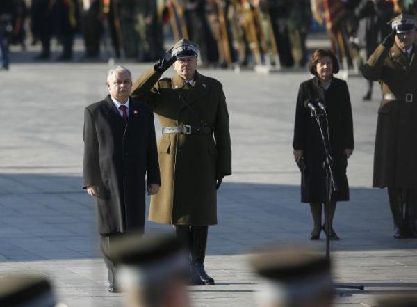 Uroczysta zmiana wart na pl. Piłsudskiego z udziałem gości polskich i zagranicznych.