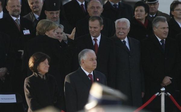 Uroczysta zmiana wart na pl. Piłsudskiego z udziałem gości polskich i zagranicznych.