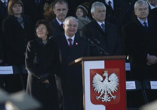 Uroczysta zmiana wart na pl. Piłsudskiego z udziałem gości polskich i zagranicznych.