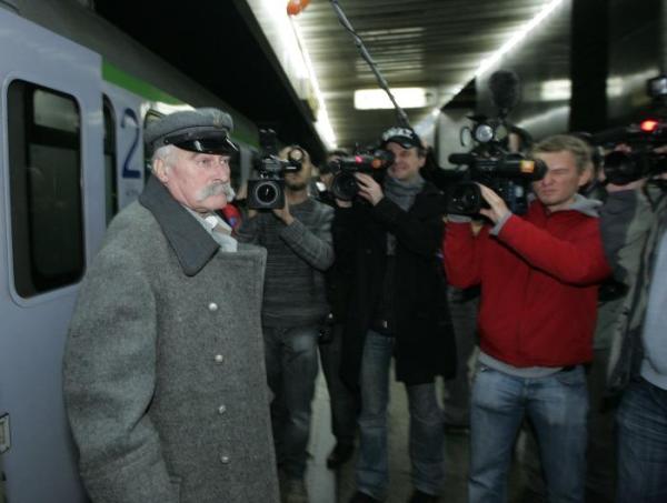 Marszałek Piłsudski (Janusz Zakrzeński) na Dworcu Centralnym w Warszawie.