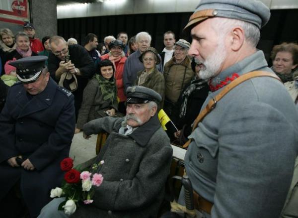 Marszałek Piłsudski (Janusz Zakrzeński) na Dworcu Centralnym w Warszawie.