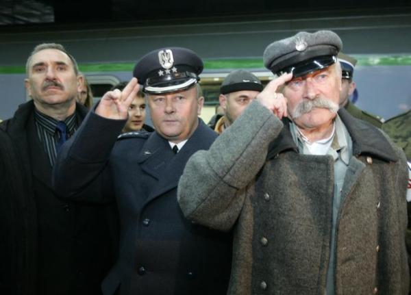 Marszałek Piłsudski (Janusz Zakrzeński) na Dworcu Centralnym w Warszawie.