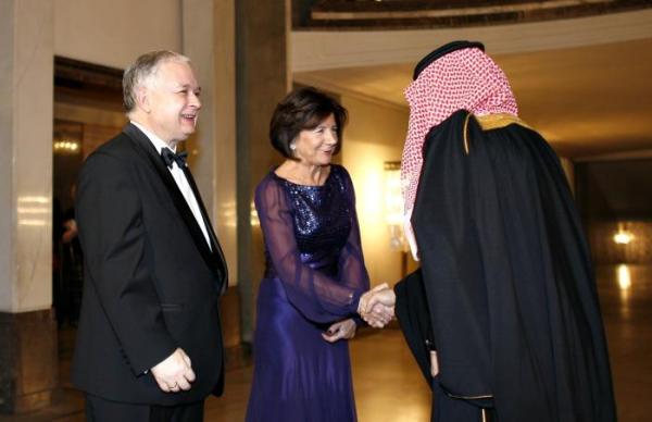 Prezydent Kaczyński wraz z małżonką witają delegację ze Zjednoczonych Emiratów Arabskich.