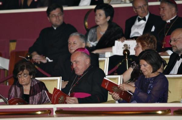 Jadwiga Kaczyńska, abp Kazimierz Nycz, Maria Kaczyńska. W drugim rzędzie Jarosław Kaczyński i Piotr Kownacki (z małżonką). W trzecim rzędzie m.in. prezydent Warszawy Hanna Gronkiewicz-Waltz.