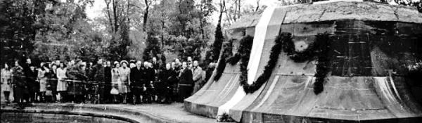*17 października 1946 r. Zanim odbudowano pomnik Fryderyka Chopina, nastąpiło uroczyste odsłonięcie napisów na cokole