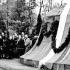 *17 października 1946 r. Zanim odbudowano pomnik Fryderyka Chopina, nastąpiło uroczyste odsłonięcie napisów na cokole