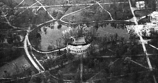 *1946 r. Park z lotu ptaka – widoczne jeszcze ślady wojny