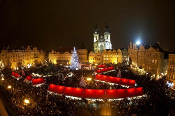 Rynek Starego Miasta w Pradze z jarmarkami i choinką