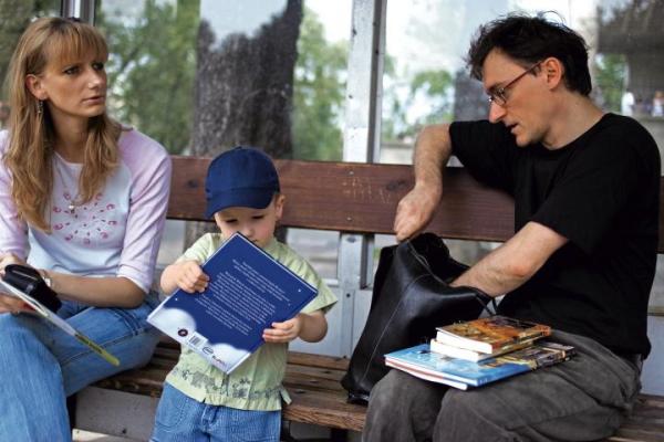 Nawyk czytania powinno rozwijać się w dzieciństwie. Podsuwajmy zatem pociechom atrakcyjne książki i... czytajmy razem z nimi 