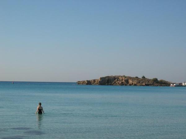 Kurort Agia Napa słynie z najpiękniejszych i najszerszych plaż na Cyprze. Piaszczysty brzeg łagodnie opada do morza, a chętnych do kąpieli nie brakuje nawet w grudniu