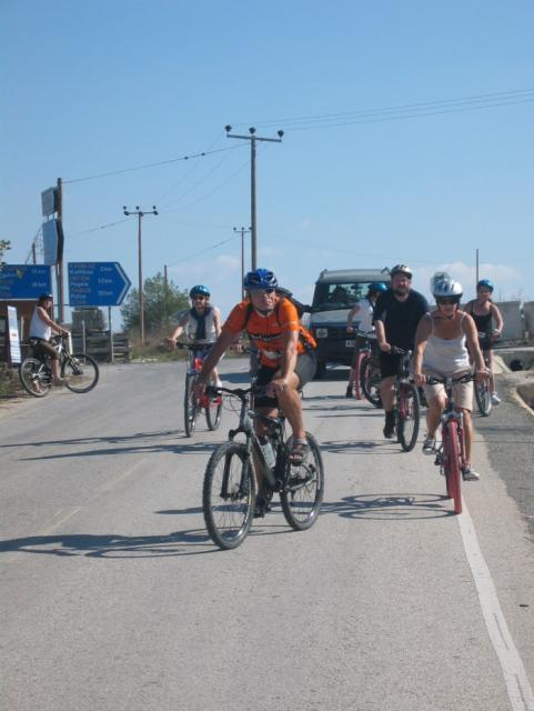 Na Cyprze jest ok. 40 najważniejszych tras rowerowych (głównie w górach Trodos). Wycieczki organizuje m.in. Thomas Wegmueller (na pierwszym planie), Szwajcar i mistrz świata w jeździe na czas w kolarstwie szosowym, który na stałe mieszka na Cyprze