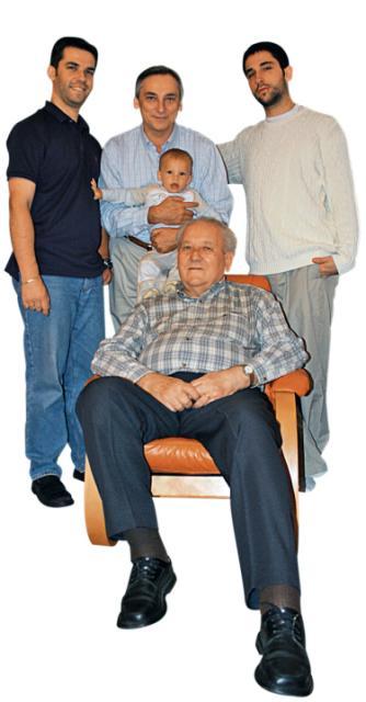 *Pierwsze urodziny prawnuka Juliusza w październiku 2005 r. Na zdjęciu męski ród Pytków: senior Leopold, syn Jerzy, wnukowie Mateusz i Łukasz, prawnuk Juliusz. To jedno z ostatnich zdjęć twórcy rodzinnego archiwum