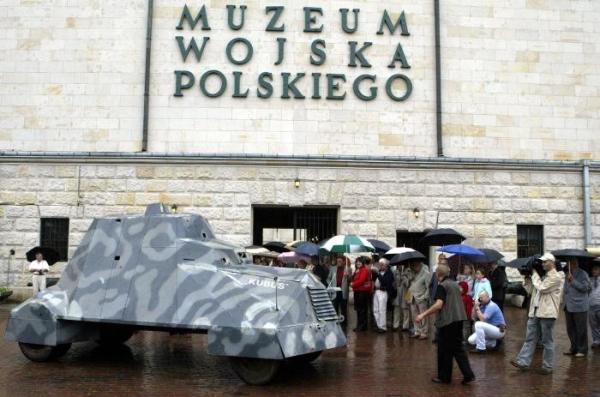 Aktualnie siedzibą Muzeum Wojska Polskiego jest jedno skrzydło gmachu przy Al. Jerozolimskich.