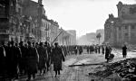*Polskie  wojsko przechodzi przez plac Trzech Krzyży. Po wojnie podawano, że był to przemarsz na defiladę w Al. Jerozolimskich 19 stycznia.  Istniały wątpliwości co do datowania fotografii, ponieważ nie widać śniegu, jaki zalegał wówczas  na ulicach 