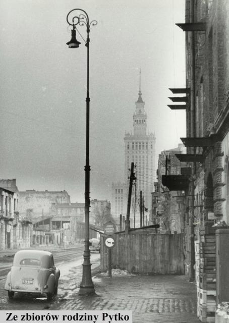 Zdjęcie, które było przedmiotem konkursu. Zostało wykonane przez Leopolda Pytko w 1964 roku. Przestawia ulicę Złotą niedaleko skrzyżowania z ulicą Żelazną.