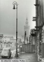 Zdjęcie, które było przedmiotem konkursu. Zostało wykonane przez Leopolda Pytko w 1964 roku. Przestawia ulicę Złotą niedaleko skrzyżowania z ulicą Żelazną.