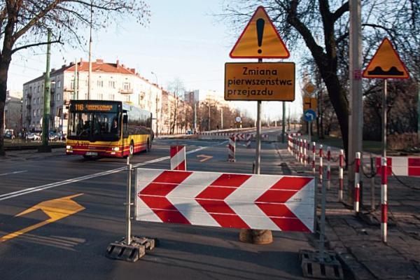 Dla autobusów nie wyznaczono osobnego pasa na ul. Mickiewicza