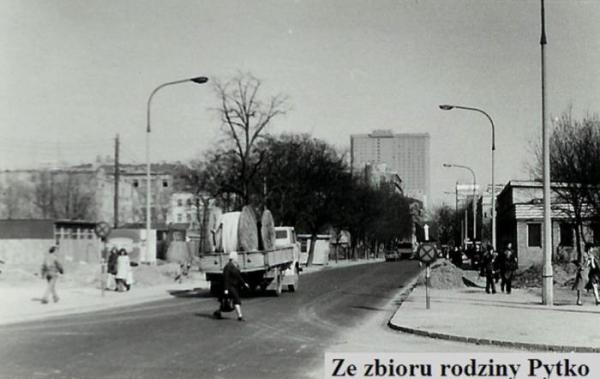 Zdjęcie z 1974 roku przedstawia ul. Nowogrodzką. Zdjęcie konkursowe.