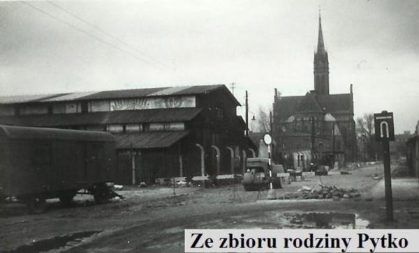 Przy ulicy mieścił się zakład, który uwiecznił w swoim opowiadaniu z 1954 roku Marek Hłasko, był to jednocześnie jego debiut książkowy. W tle kościół, którego patronem jest także patron Polski. Jakie miejsce przedstawia zdjęcie?