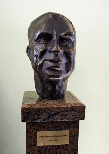 *Rzeźba prof. Ireneusza Roszkowskiego stanęła  w szpitalu przy  ul. Karowej  