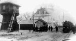 *Zbudowana na początku lat 20. stacja w Klarysewie miała dwa tory i ziemny peron między nimi. Góra budynku zasnuta jest dymem z lokomotywki 