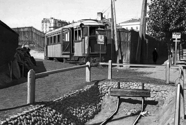 *Stacja Belwederska w drugiej połowie 1935 roku. A wiemy to stąd, że w tym czasie kolej już nie dochodziła na plac Unii Lubelskiej i  jako poczekalnię oraz kasę, ustawiono wycofany z ruchu wagon motorowy. 
