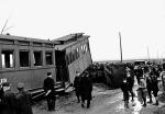 *Kwiecień 1928 roku. Lokomotywa leży w poprzek toru, a wagon na niej. Takie wypadki nie należały, niestety, do rzadkości