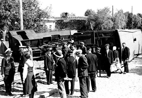 *To skutek biegania dziecka po torach. 10 lipca 1933 r. dziesięciolatek uciekł, a na zahamowaną lokomotywę wpadły wagony bez hamulców