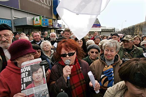 Bazaru broniło ponad 100 osób 