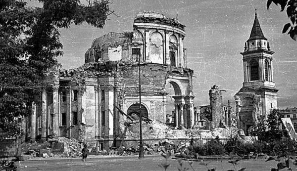 Lato 1946 roku. Zrujnowany kościół św. Aleksandra na pl. Trzech Krzyży. Nieodbudowany mógł być symbolem martyrologii stolicy 