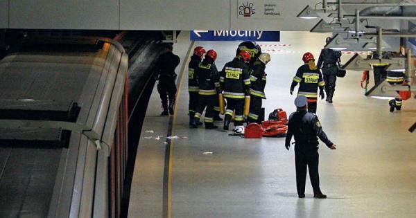 Stacja metra Centrum,  17 września 2008 roku. Niewidomy Filip Zagończyk wpadł pod pociąg metra. Trwa akcja ratunkowa, która wstrząsnęła całym miastem   