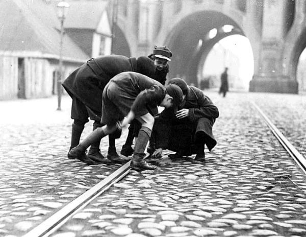Rok 1933.  Podkładanie kalichlorku na szynie tramwajowej przy moście Poniatowskiego. Kto dziś pamięta, że jeszcze pod koniec lat 50. Solcem jeździły tramwaje?  