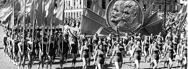 *1 maja roku 1952 tłum jeszcze wierzył w słuszność idei Lenina i Stalina. Przynajmniej tak wygląda na zdjęciu