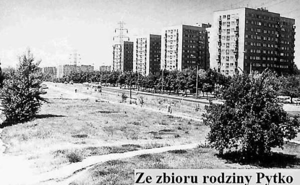 Zagadka z 02.05. Fotografia została wykonana w 1983 r., a ulica w kadrze to jedna z głównych żoliborskich arterii. Przebiega koło niezwykle chwalonego w czasach PRL osiedla, które zbudowano w latach 1958 – 1973.